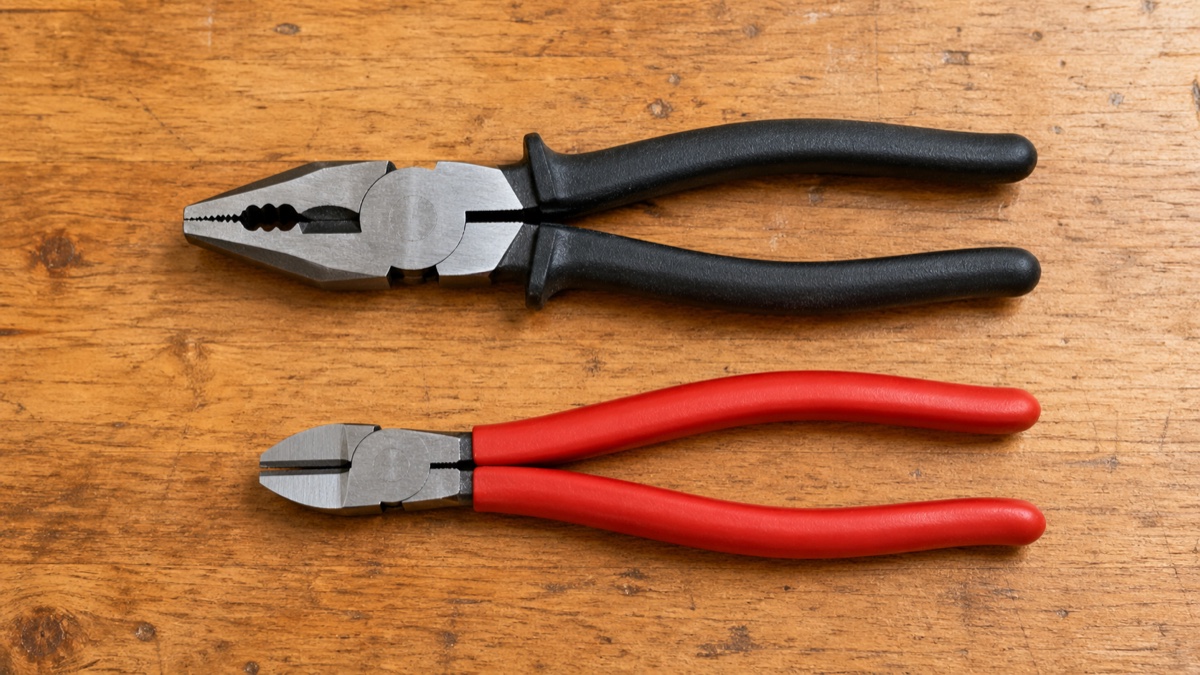 電工ペンチとニッパを並べて比較した写真 — 電工ペンチは先端が細く切断刃あり、ニッパは刃が細く切断専用